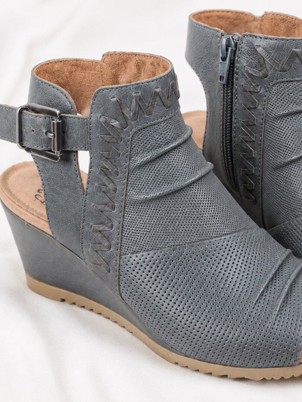 Earth Attalea Slate Blue Perforated Leather Peep Toe Wedge Sandals 9.5 - Picture 4 of 15
